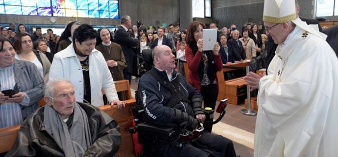 Папата ја посети римската парохија „Св. Павле од Крстот“