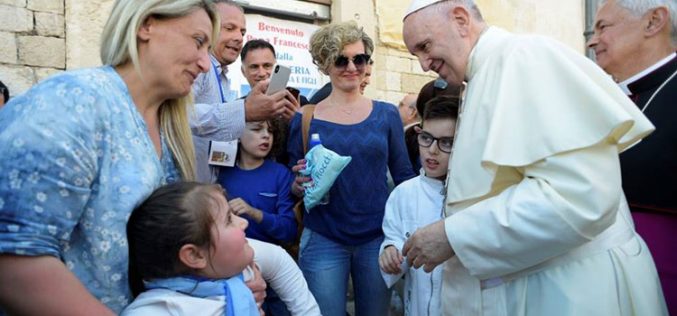Папата: Мирот се гради започнувајќи од дома