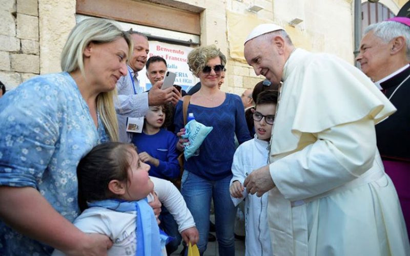 Папата: Мирот се гради започнувајќи од дома