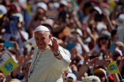 Папата: Бидете мисионери и светци
