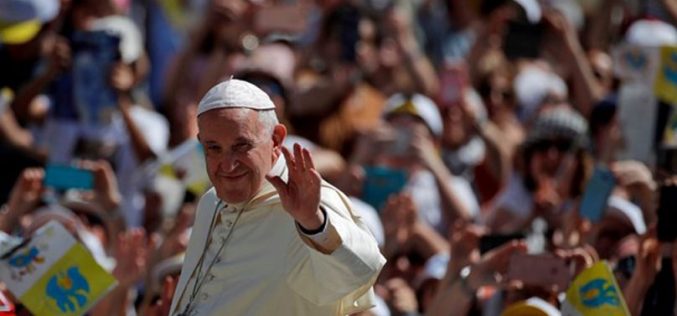 Папата: Бидете мисионери и светци