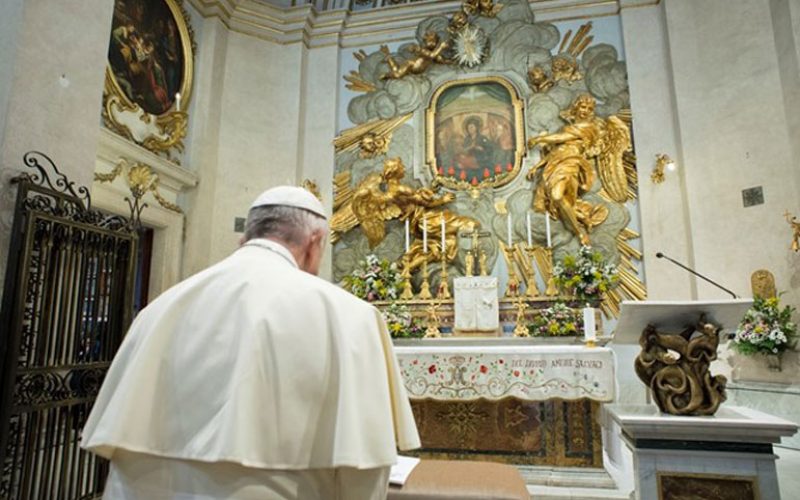 Папата во светилиштето Божествената љубов ја предводеше светата Бројаница