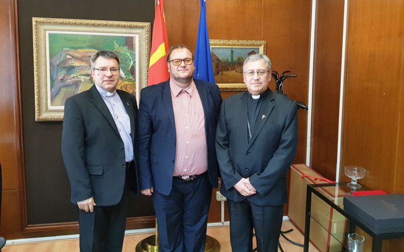 Епископот Стојанов се сретна со министерот Алаѓозовски