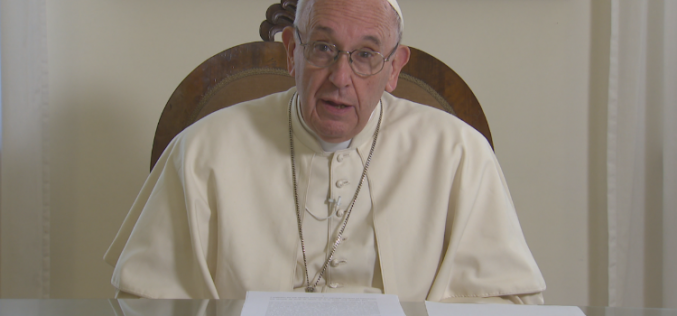 Папата до млaдите: Не плашете се да бидете свети