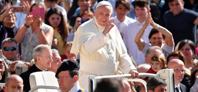 Папата: Нека крштелната благодат донесе плод во вашиот живот