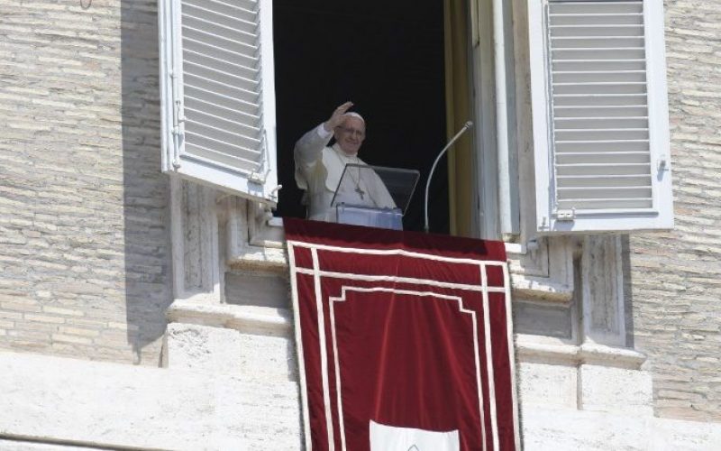 Папата Фрањо ги објави имињата на 14 нови кардинали