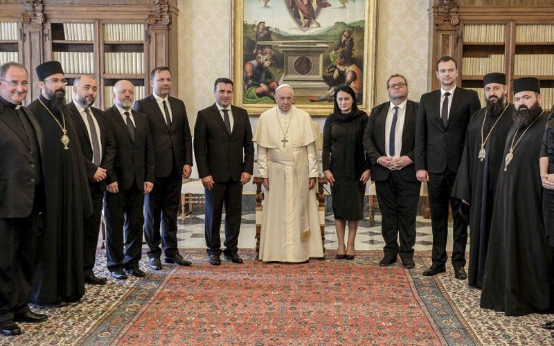 Папата Фрањо го прими во аудиенција премиерот Заев