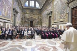 Папата: Постои нераскинлива врска помеѓу етиката и економските системи