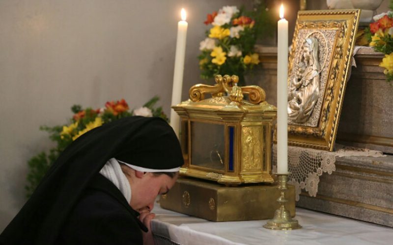 Обожавање на Пресветата Евхаристија кај сестрите Евхаристинки во Струмица