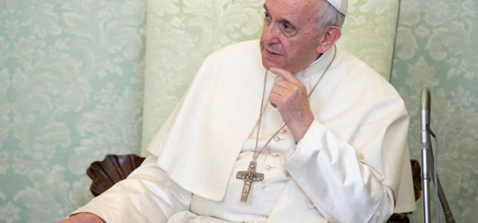Папата до младите: Љубовта и меѓусебното служење е патот до среќата