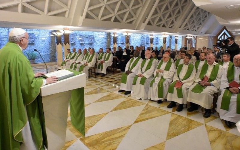 Папата во Света Марта: Да бидеме сол и светло за другите