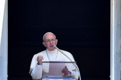 Папата Фрањо на Ангел Господов: Нашиот Бог е полн со изненадувања