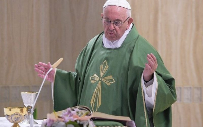 Папата Фрањо во Света Марта: Христијанинот моли за своите непријатели