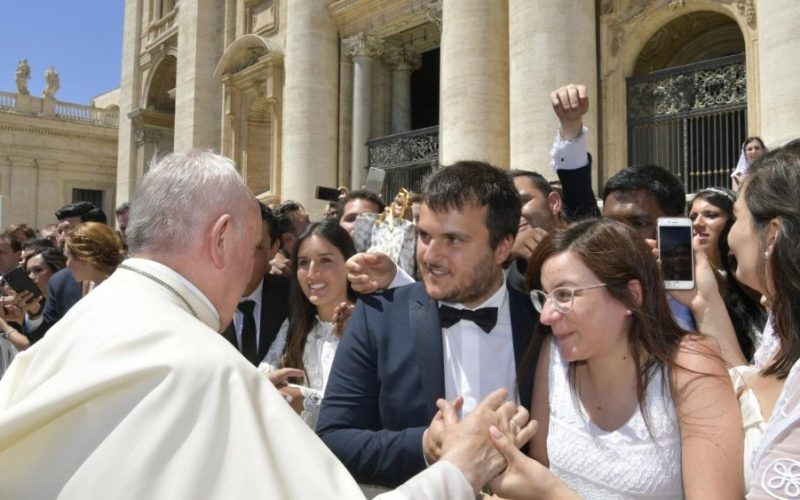 Папата: Бог прво спасува, а потоа бара верност
