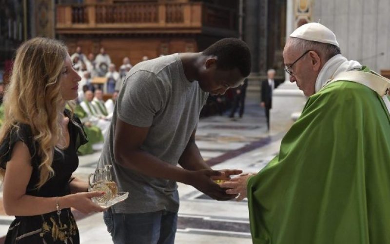 Папата Фрањо служеше света Литургија за мигранти и бегалци