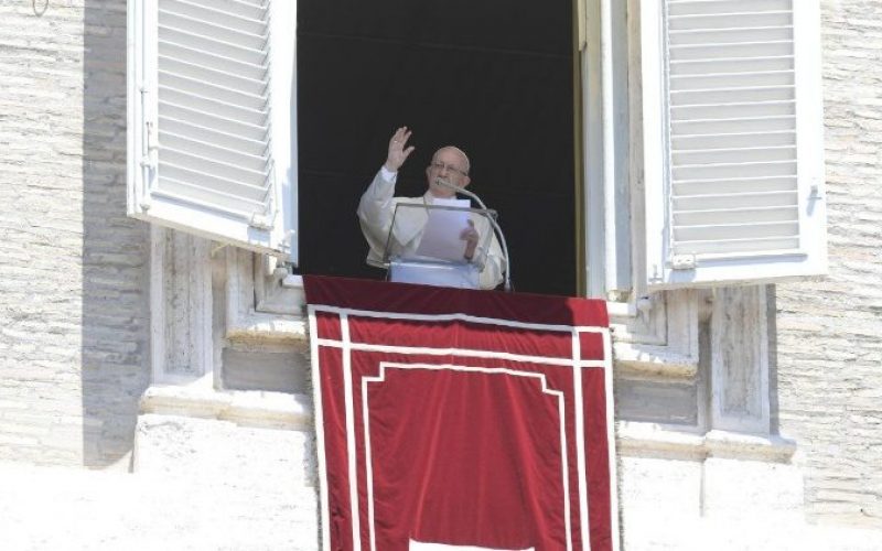 Папата: Многу христијани живеат како да не постои Христос