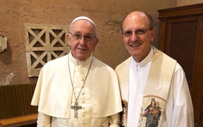 Папата ги изненади младенците и ја предводеше светата Тајна Венчание
