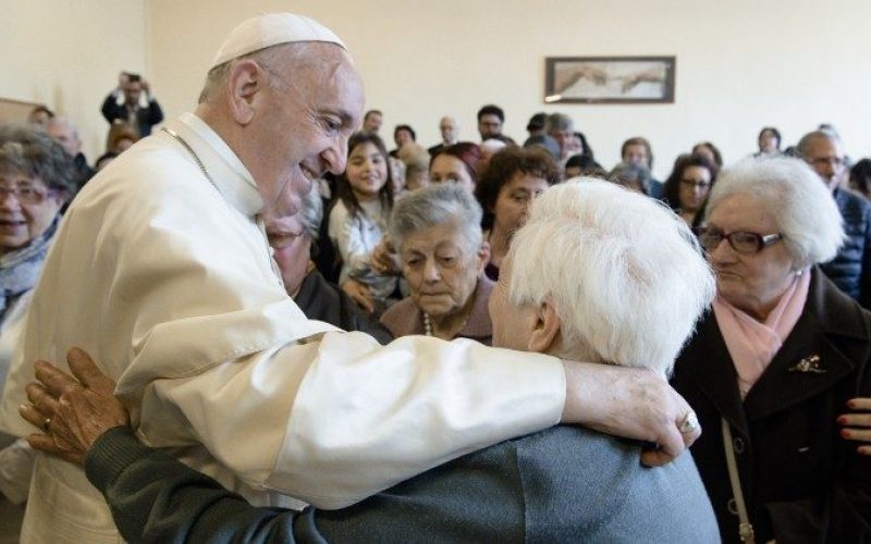 Папата повторно поттикнува на грижа за старите луѓе