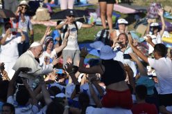 Папата на бдение со младите Италијанци