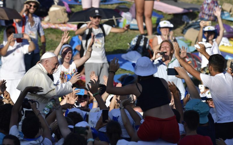 Папата на бдение со младите Италијанци