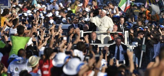 Папата до младите луѓе: Преземете ризик