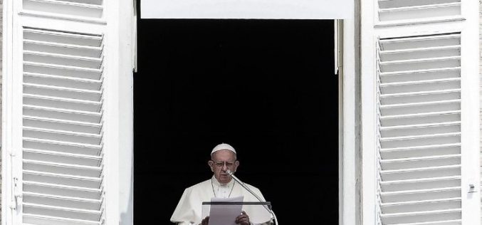 Папата: Марија нѐ потсетува дека сме повикани да Му служиме на Бог со целото битие