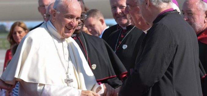 Папата пристигна во Ирска