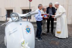 Папата доби подарок скутер „Веспа“