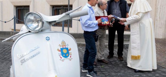 Папата доби подарок скутер „Веспа“