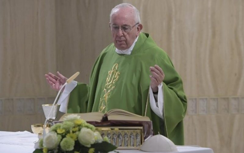 Папата: Мора да научиме да се обвинуваме себе си, а не другите