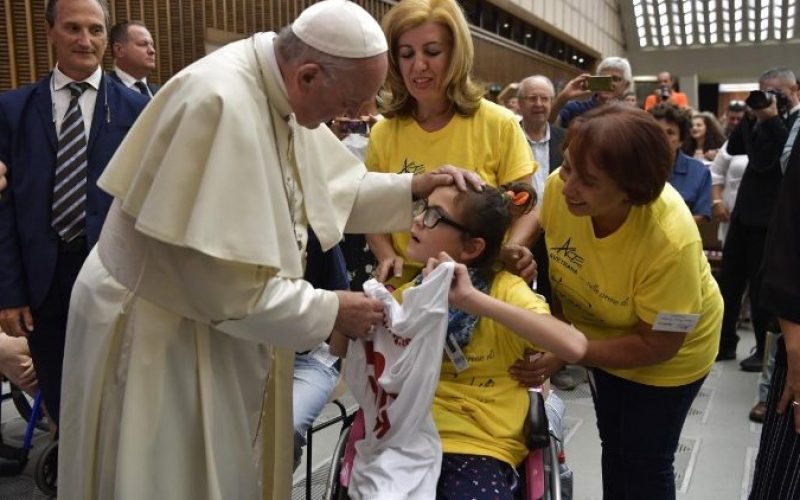 Папата: Потребен е дијалог помеѓу училиштата и родителите
