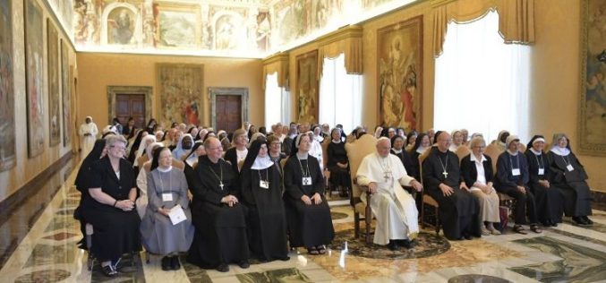 Папата се сретна со сестри бенедиктинки