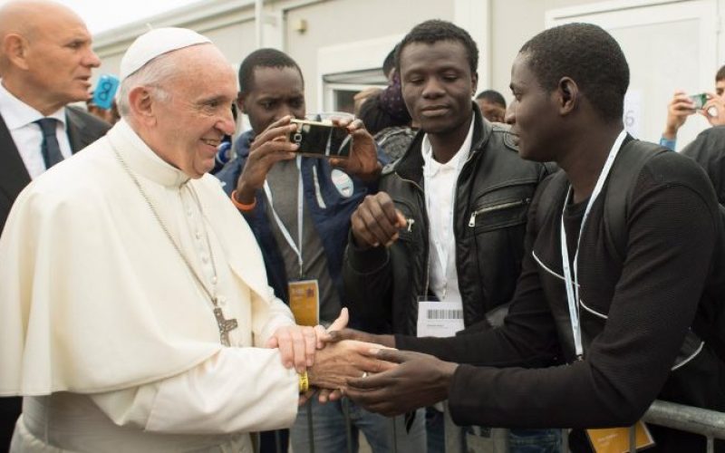 Папата: Мигрантите мора да ги почитуваат законите на земјата која ги прифаќа