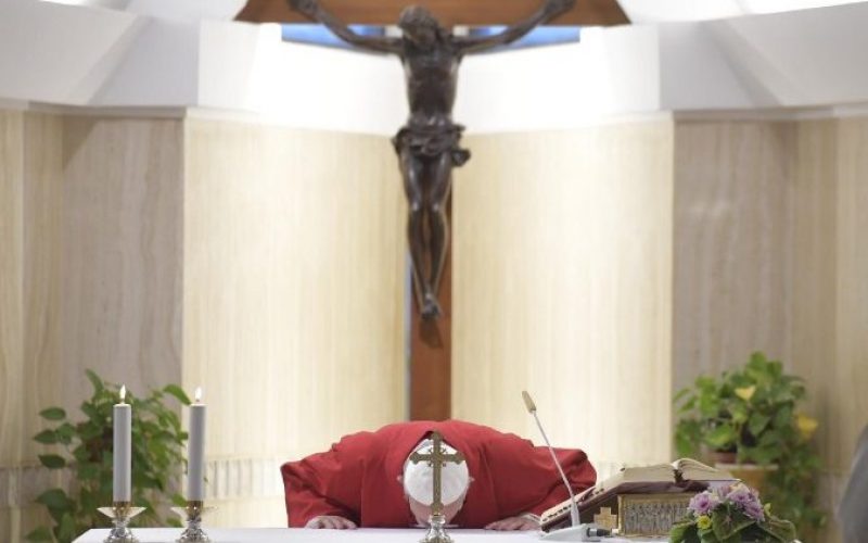 Папата: Крстот нѐ учи да не се плашиме од поразот