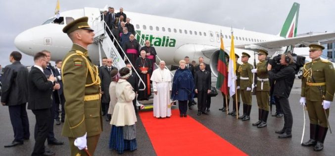 Папата: Литванија нѐ учи како да ги прифатиме разликите