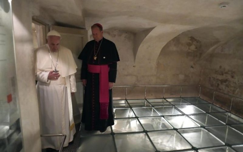 Молитва на Светиот Отец во Музејот на окупацијата