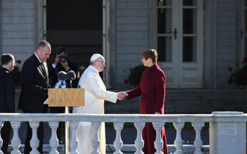Папата од Талин: Благосостојбата не секогаш е знак за добар живот