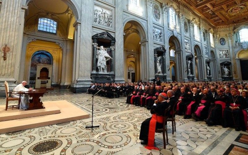 Папата Фрањо: Треба да се сведочи убавината на бракот