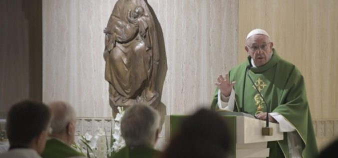 Папата: Тешко на христијаните лицемери кои го оставаат Исус во црквата
