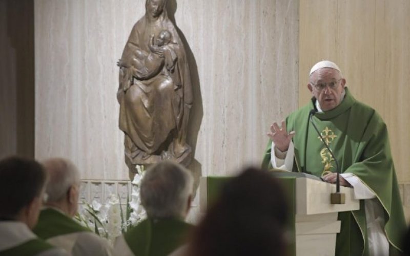 Папата: Тешко на христијаните лицемери кои го оставаат Исус во црквата