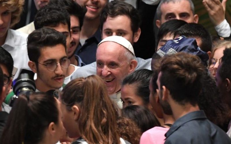 Папата до младите: Бидете конкретни и слободни