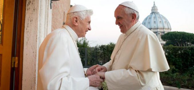 Папата Фрањо во посета на почесниот папа Бенедикт XVI