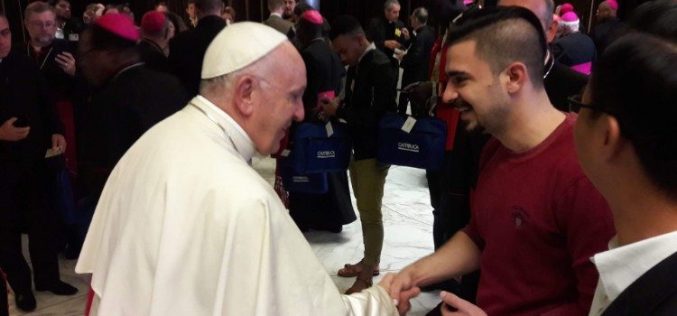 Папата ги охрабри младите Ирачани