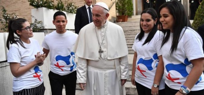 На младите слушатели на синодата Папата им подари „Докат“