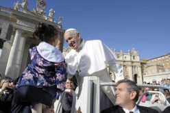 Папата: Ѓаволот влегува преку џебовите