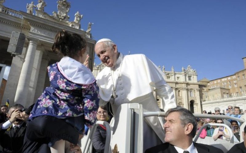 Папата: Ѓаволот влегува преку џебовите