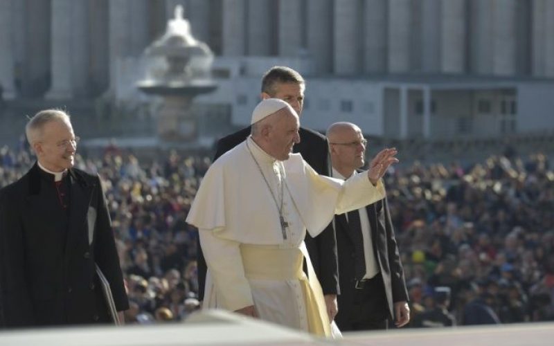 Папата: Заповедите му помагаат на човекот да го отвори срцето за Бог