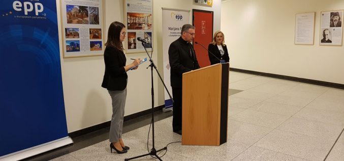 Во Европскиот парламент бискупот Стојанов ја отвори изложбата за Света Мајка Тереза