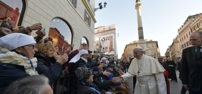 Папата ја молеше блажена Дева Марија да биде со семејствата во тешкотии