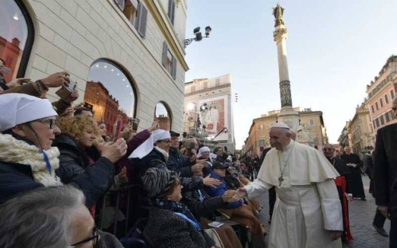 Папата ја молеше блажена Дева Марија да биде со семејствата во тешкотии